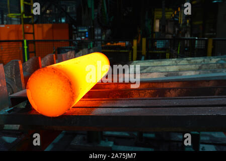 Au cours de la production de tubes d'acier incandescent dans un laminoir moderne dans l'industrie Banque D'Images