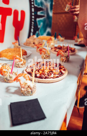 Table pleine de nourriture dans une partie de la Galice avec "Pulpo a la gallega" et l'espagnol tortilla Banque D'Images