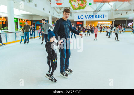 LVIV, UKRAINE - 3 Février 2019 : comment patiner sur glace ski Banque D'Images