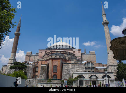 Istanbul, Turquie : Sainte-Sophie, le célèbre ex-Chrétienne Grecque Orthodoxe cathédrale patriarcale, plus tard une mosquée impériale ottomane et maintenant un musée Banque D'Images