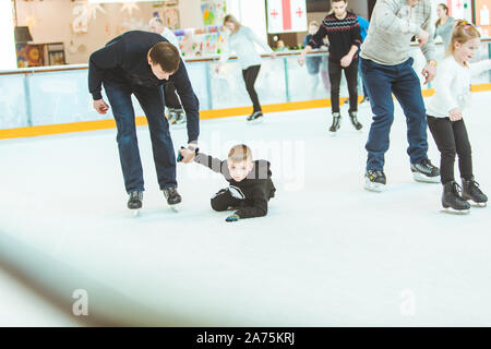 LVIV, UKRAINE - 3 Février 2019 : comment patiner sur glace ski Banque D'Images