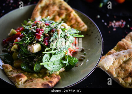 salade de quinoa savoureuse avec légumes frais et pain focaccia Banque D'Images