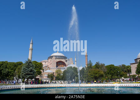 Istanbul : Hagia Sophia, ex-Chrétienne Grecque Orthodoxe cathédrale patriarcale puis mosquée impériale ottomane maintenant musée, du Parc de la fontaine du Sultan Ahmet Banque D'Images