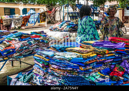 Un tissu décroche à un marché artisanal en Gambie, Afrique de l'Ouest. Banque D'Images