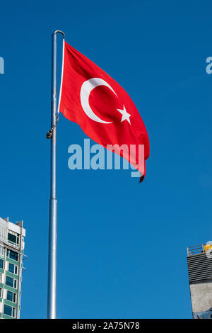 Istanbul, Turquie : le drapeau turc dans la célèbre Place Taksim, le cœur de l'Istanbul moderne dans les principaux sites touristiques et de loisirs de Beyoglu Banque D'Images