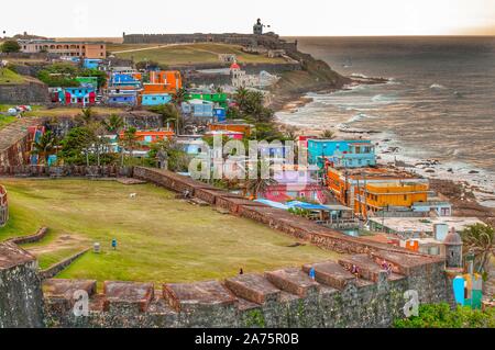 Des maisons colorées s'alignent sur la colline surplombant la plage de San Juan, Porto Rico Banque D'Images