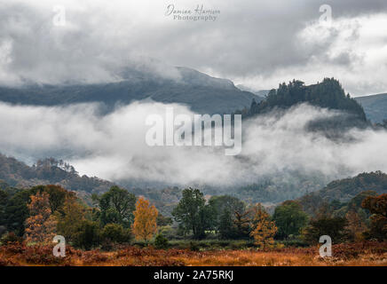 Brume sur faible au couleurs automnales Manesty Park Banque D'Images