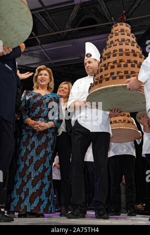 Paris, France. 29 Oct, 2019. Dominique Ouattara, première dame de Côte d'Ivoire et Sylvie Douce assister au Salon du Chocolat la mode à Paris, France. Banque D'Images