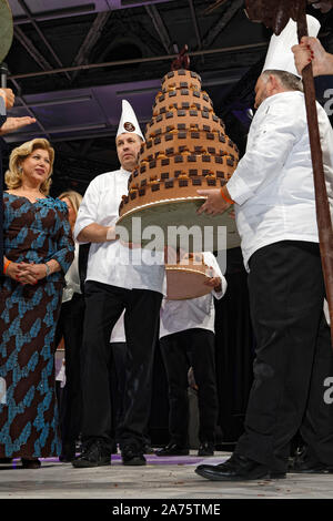 Paris, France. 29 Oct, 2019. Dominique Ouattara, première dame de Côte d'Ivoire assiste au défilé Salon du Chocolat 2019 à Paris, France. Banque D'Images