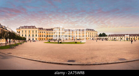 Vienne, Autriche - Juillet 14, 2019 : Détail de la façade du palais Schönbrunn à Vienne avec chariots avec deux chevaux à l'avant-plan au cours de la r Banque D'Images