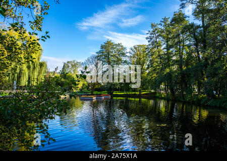 L'Allemagne, appelé parc public dans la ville de schorndorf feuersee près de zone piétonne avec un petit lac entouré d'arbres et de fontaines, parfait pour relaxat Banque D'Images