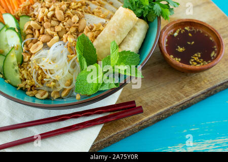 La photographie culinaire d'une salade de nouilles vietnamiennes chay bun rouleaux de printemps avec du tofu frit et des légumes. Banque D'Images