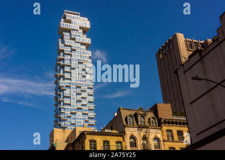 Le gratte-ciel condo à 56 Leonard Street plane sur les bâtiments bas Tribeca à New York le samedi 19 octobre, 2019. 56 Leonard Street, conçu par Herzog & de Meuron est 820 pieds de haut avec 145 appartements. (© Richard B. Levine) Banque D'Images