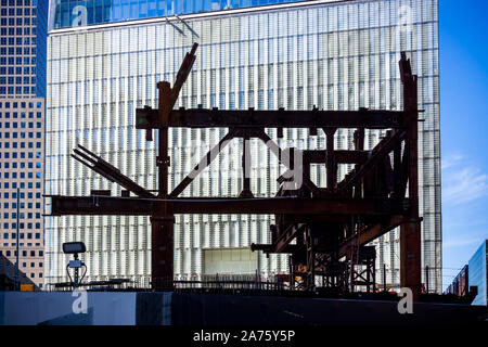 Tablier pour le Ronald O. Perelman Performing Arts Center avec One World Trade Center derrière elle dans le Lower Manhattan à New York le samedi 19 octobre, 2019. (© Richard B. Levine) Banque D'Images