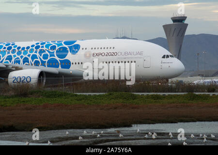 SAN FRANCISCO, California, UNITED STATES - SEP 27th, 2018 : unis avion Airbus A380 bleu avec l'Expo 2020 l'imposition de Dubaï à l'aéroport de San Francisco SFO Banque D'Images