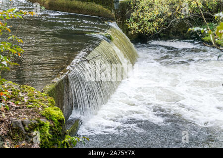 L'eau coule sur une corniche à Tumwater Falls Park dans l'État de Washington. Banque D'Images