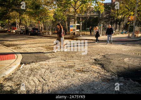 Les piétons traversent une intersection l'objet d'un nouveau revêtement dans le quartier de Chelsea, New York le mercredi, Octobre 23, 2019. (© Richard B. Levine) Banque D'Images