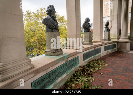 Le Hall of Fame pour de grands américains, situé dans le Bronx Community College dans le New York borough du Bronx le dimanche, Octobre 20, 2019. En 1901, le consacre 630 pieds de long caractéristiques colonnade bustes de 96 grands Américains. Conçu par Stanford White faisait initialement partie du campus de l'Université de New York jusqu'en 1973 lorsque le NYU vendu le campus de CUNY. Maintenant BCC est responsable de l'intendance de la vue. (© Richard B. Levine) Banque D'Images