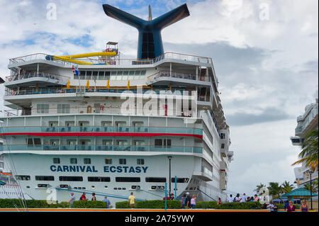 Nassau, Bahamas - septembre 21,2019 : marcher le long de Prince George Wharf en face du bateau de croisière amarré dans le port de Nassau sur New Providence est Banque D'Images