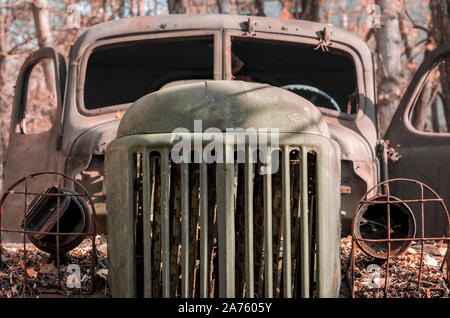 Cabine d'un camion de l'armée militaire rouillée dans la forêt de Tchernobyl Ukraine close up Banque D'Images