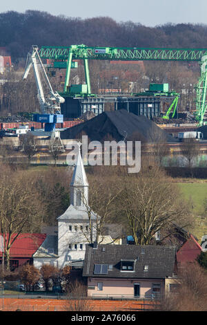 Chargement de charbon dans le port de la ville de Dortmund, Hardenberg Harbour, sur le canal Dortmund-Ems, devant le centre de réunion, Deusen-Kirche Banque D'Images