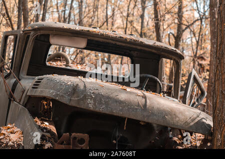 Vieux camion de l'armée dans la forêt de Tchernobyl Ukraine close up Banque D'Images