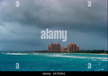 Nassau, Bahamas - septembre 21,2019 : Vues de l'Atlantis Resort Paradise Island, à partir à bord d'un bateau de croisière au départ de Port de Nassau. Banque D'Images