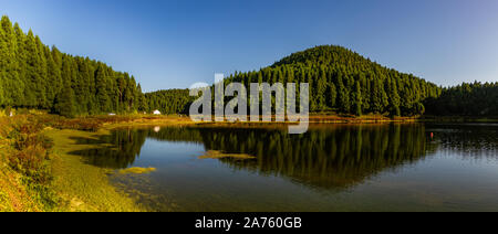 Une photo panoramique du lac Empadadas (S. Miguel). Banque D'Images