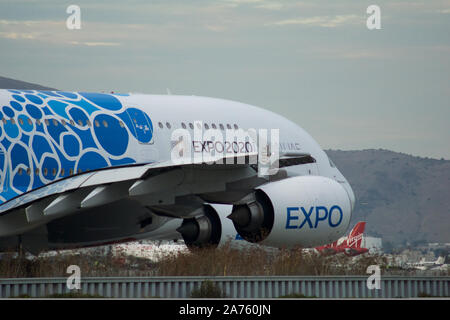 SAN FRANCISCO, California, UNITED STATES - SEP 27th, 2018 : unis avion Airbus A380 bleu avec l'Expo 2020 l'imposition de Dubaï à l'aéroport de San Francisco SFO Banque D'Images