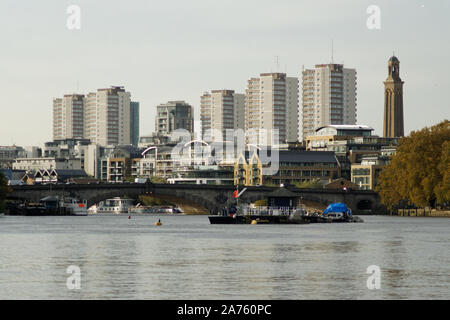 Londres, Royaume-Uni. 30Th Oct, 2019. Tamise à marée haute du Strand sur le Livre vert, Chiswick, Londres. Marées exceptionnellement élevé d'empiéter sur le chemin de halage du Strand sur le Livre vert à Chiswick. Crédit : Peter Hogan/Alamy Live News Banque D'Images