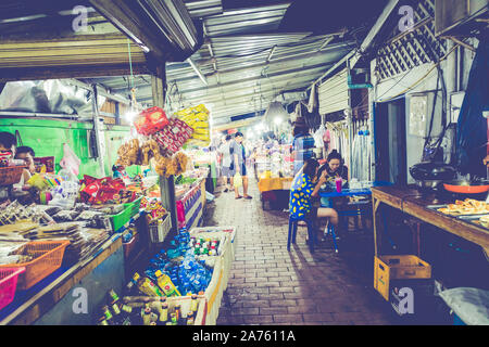 LUANG PRABANG, LAOS - 10 octobre 2019 : alimentation bazar. Buffet traditionnel à l'alimentation de rue locaux au marché de nuit à Luang Prabang. Le Laos. Banque D'Images