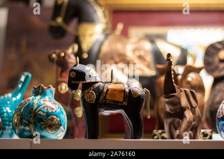Close-up of horse pavot en magasin de souvenirs. Boîte en porcelaine sur la gauche. Éléphant en bois sur la droite. Banque D'Images