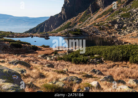 Petit lac dans Skokom Pleso nad vallée Mlynicka dolina à Vysoke Tatry mountains en Slovaquie pendant magnifique matin d'automne Banque D'Images