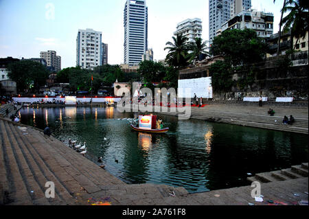 Mumbai, Inde, Banganga ou Banganga Tank est un ancien réservoir d'eau qui fait partie du complexe du temple de Walkeshwar dans la région de Malabar Hill à Mumbai. Banque D'Images