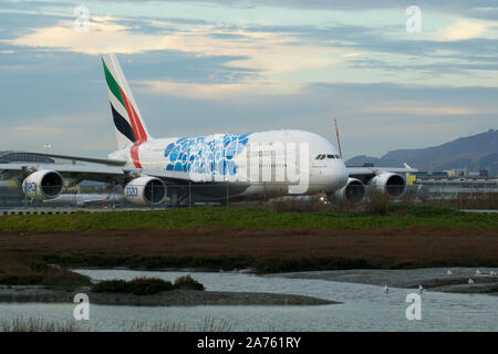 SAN FRANCISCO, California, UNITED STATES - SEP 27th, 2018 : unis avion Airbus A380 bleu avec l'Expo 2020 l'imposition de Dubaï à l'aéroport de San Francisco SFO Banque D'Images