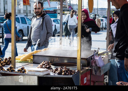 Istanbul, Turquie - Octobre-6,2019 : Snack food maïs bouilli sur le comptoir. Les châtaignes cuites sur le grill. Les fournisseurs traditionnels de la ville d'Istanbul. Banque D'Images