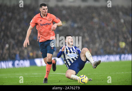 Aaron Connolly de Brighton (à droite) est souillée par Michael Keane d'Everton pour gagner leur mort par un VAR décision pendant le premier match de championnat entre Brighton et Hove Albion et Everton à l'Amex Stadium - 26 octobre 2019 Editorial uniquement. Pas de merchandising. Pour des images de football Premier League FA et restrictions s'appliquent inc. aucun internet/mobile l'usage sans licence FAPL - pour plus de détails Football Dataco contact : Banque D'Images