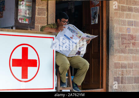 Jodhpur, Inde - 28 Février, 2018 : Indian man reading a newspaper in ville bleue Jodhpur. Banque D'Images