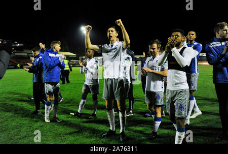 Colchester célèbrent leur victoire sur Crawley. Dans le quatrième match de la Coupe du buffle entre ville de Crawley et de Colchester United au stade de Pension , Crawley , 29 octobre 2019 - Editorial uniquement. Pas de merchandising. Pour des images de football Premier League FA et restrictions s'appliquent inc. aucun internet/mobile l'usage sans licence FAPL - pour plus de détails Football Dataco contact Crédit : Simon Dack Banque D'Images