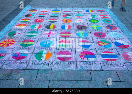 Peinture de rue, les couleurs et les drapeaux nationaux de nombreux pays, peint sur le sol avec de la craie, Banque D'Images