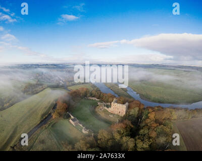 Le Château de Norham une fois l'endroit le plus dangereux en Angleterre construit par les évêques de Durham cette partie de Northumberland était le Prince Évêques Principauté sur la frontière écossaise. Banque D'Images