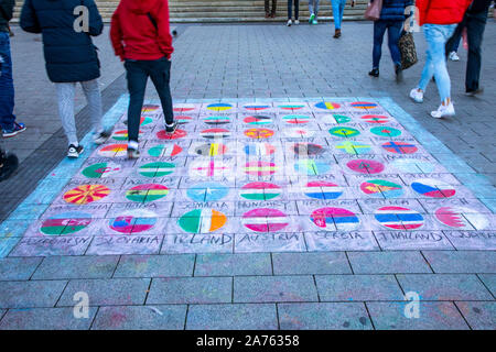 Peinture de rue, les couleurs et les drapeaux nationaux de nombreux pays, peint sur le sol avec de la craie, Banque D'Images