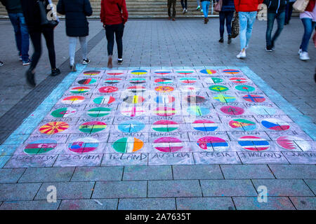 Peinture de rue, les couleurs et les drapeaux nationaux de nombreux pays, peint sur le sol avec de la craie, Banque D'Images