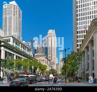 Vue vers le bas le Magnificent Mile, N Michigan Avenue, Chicago, Illinois, États-Unis Banque D'Images