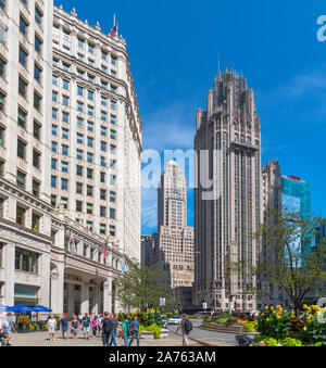 Le début de la Magnificent Mile à l'extérieur du Wrigley Building et regardant vers la Tribune Tower, N Michigan Avenue, Chicago, Illinois, États-Unis Banque D'Images