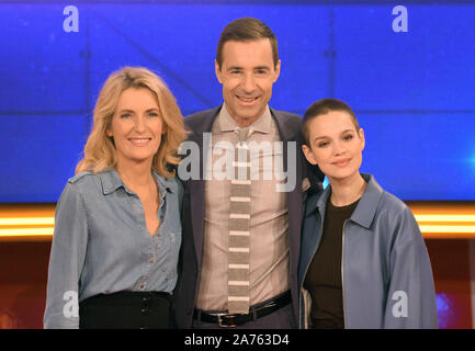 Hambourg, Allemagne. 30Th Oct, 2019. Maria Furtwängler (l-r), Kai Pflaume, présentatrice TV et Emilia Schüle, actrice, se tenir ensemble à une séance photo pour le 500e épisode de l'ARD quiz show 'Wer weiß denn soas ?'. Crédit : Daniel Bockwoldt/dpa/Alamy Live News Banque D'Images