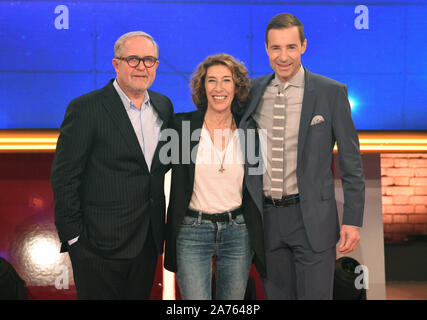 Hambourg, Allemagne. 30Th Oct, 2019. Harald Krassnitzer (l-r), l'acteur, Adele Neuhauser, Kai Pflaume, actrice et présentatrice TV, tenir ensemble lors d'une séance photo pour le 500e épisode de l'ARD quiz show 'Wer weiß denn soas ?'. Crédit : Daniel Bockwoldt/dpa/Alamy Live News Banque D'Images