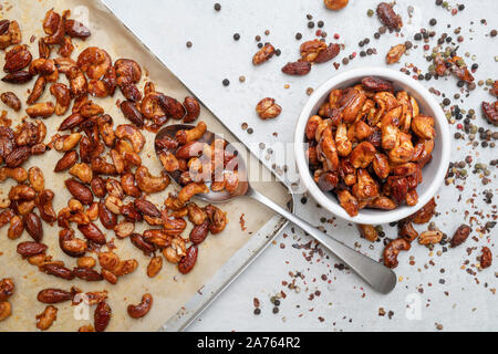 Rôti au miel épicé fait maison de cajou, les cacahuètes et les amandes Banque D'Images