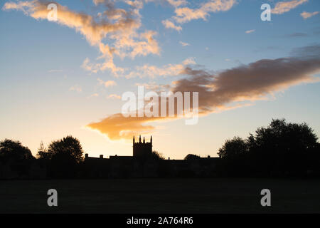 Église St Edward's à Stow on the Wold au lever du soleil à l'automne. Silhouette. Stow on the Wold, Cotswolds, Gloucestershire, Angleterre Banque D'Images