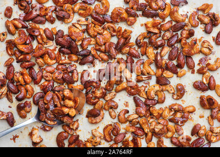 Rôti au miel épicé fait maison de cajou, les cacahuètes et les amandes Banque D'Images